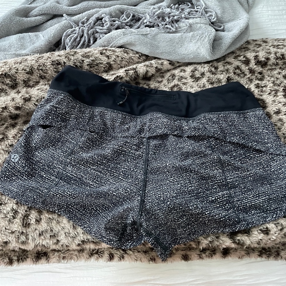 Black and white patterned speedup short